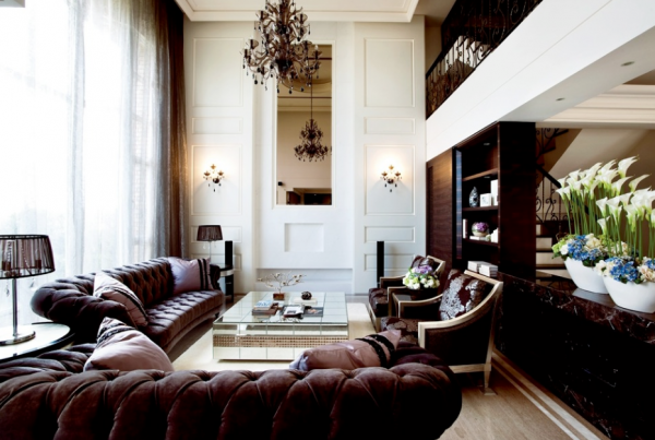 Desain ruang tengah dengan langit-langit tinggi dan ornamen klasik